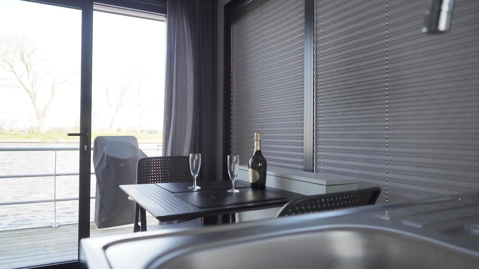 Houseboat Tiny Griffin Hotel Nieuwpoort Úszó hotel