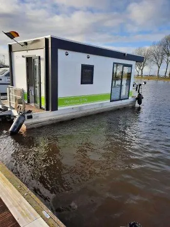 بوتيل فندق Houseboat Tiny Griffin نيوبورت